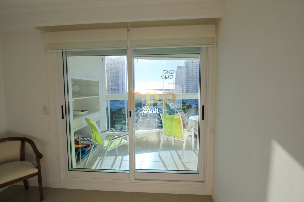 Apartamento ID.1057 - Apartamento con servicios en venta  en Punta del Este, zona Conrad.