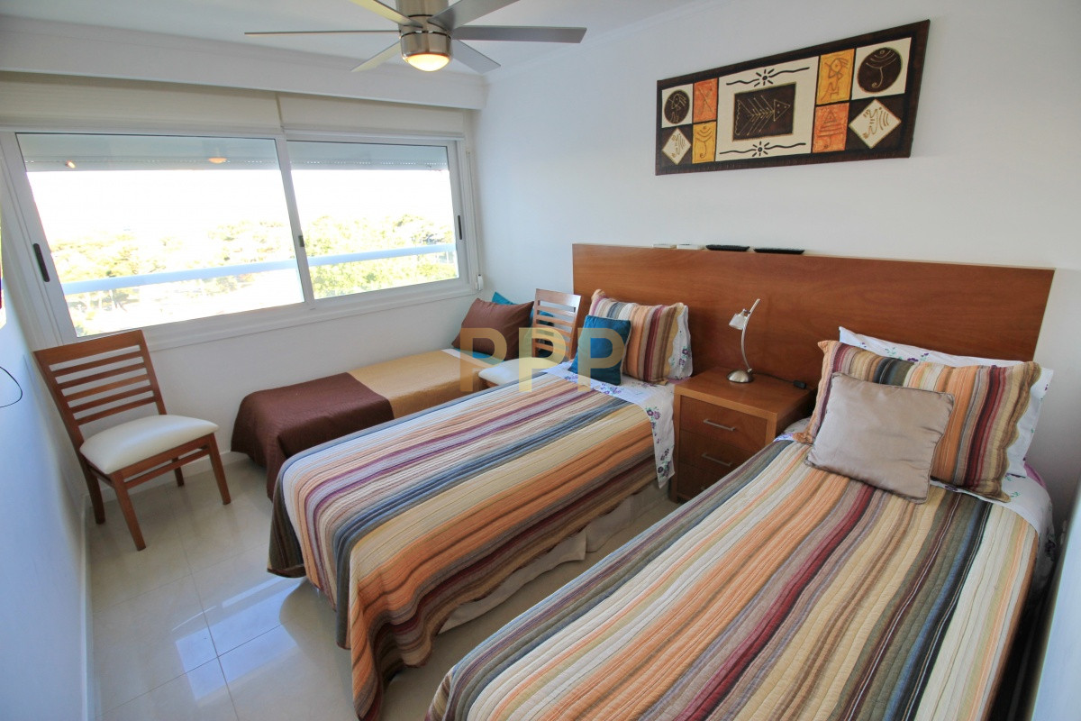 Apartamento ID.1057 - Apartamento con servicios en venta  en Punta del Este, zona Conrad.
