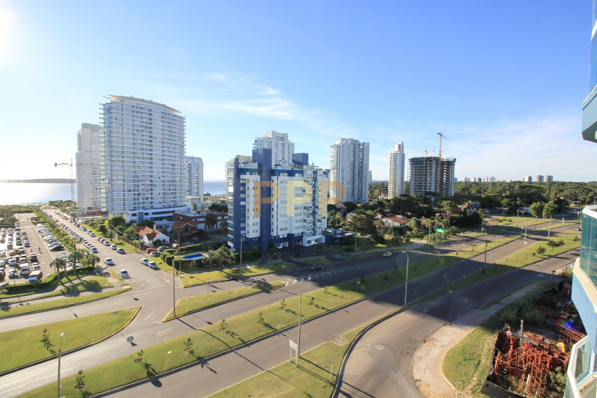 Apartamento ID.1057 - Apartamento con servicios en venta  en Punta del Este, zona Conrad.