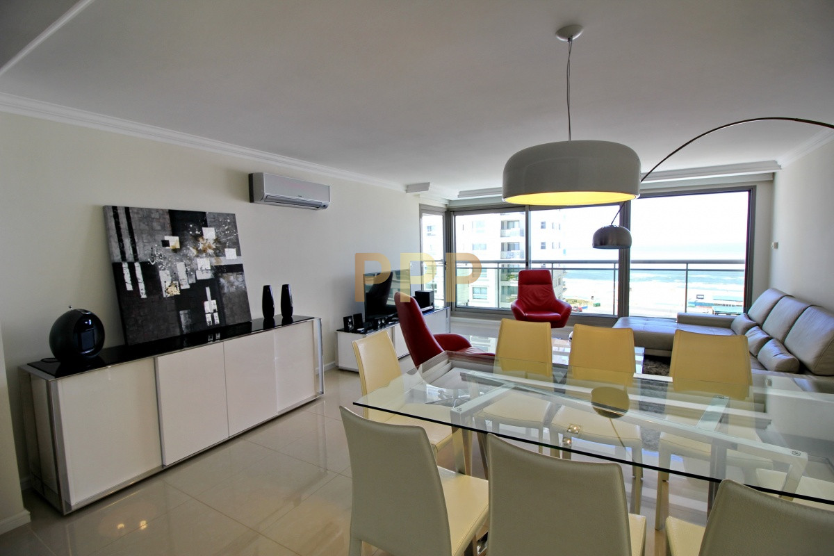 Apartamento ID.2344 - Apartamento de 3 dormitorios, primera linea frente al mar, en alquiler y venta, Punta del Este