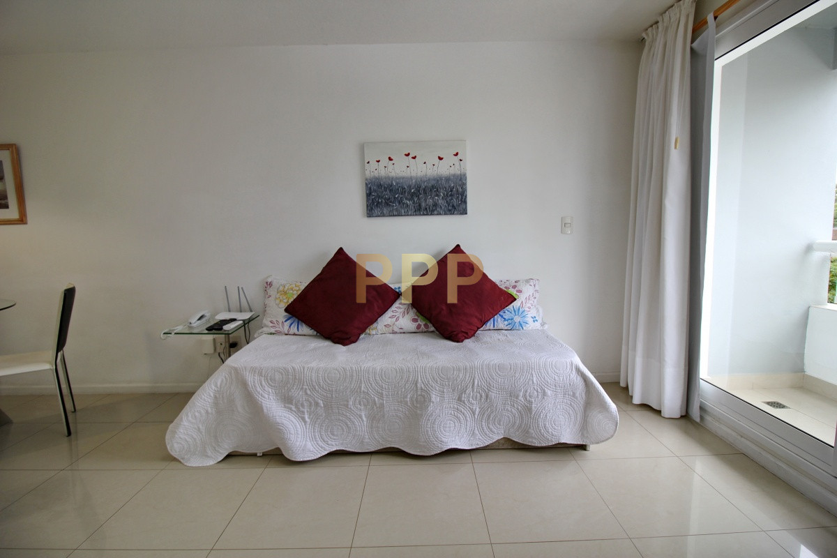 Apartamento ID.2424 - Apartamento en alquiler en Punta del Este, excelente ubicación , torre con muy buenos servicios.