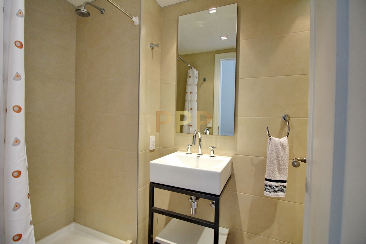Apartamento ID.2344 - Apartamento de 3 dormitorios, primera linea frente al mar, en alquiler y venta, Punta del Este