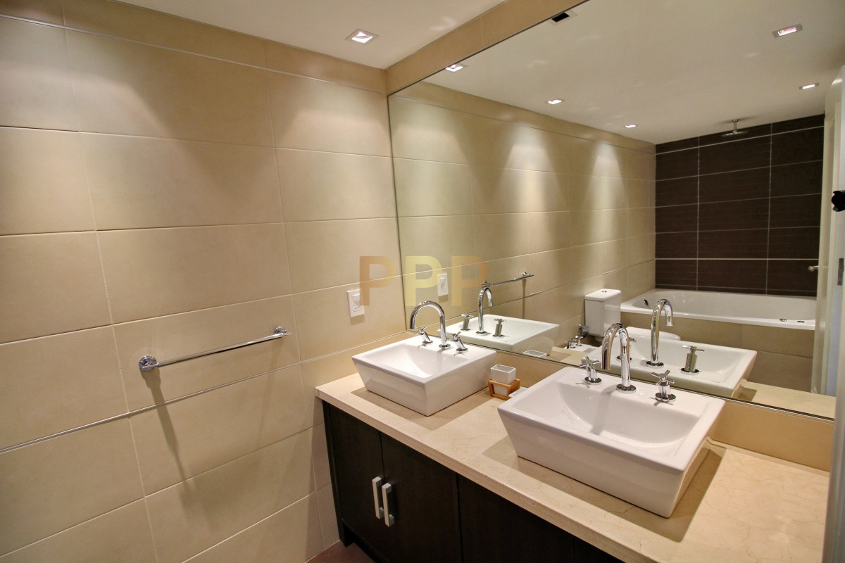 Apartamento ID.2344 - Apartamento de 3 dormitorios, primera linea frente al mar, en alquiler y venta, Punta del Este
