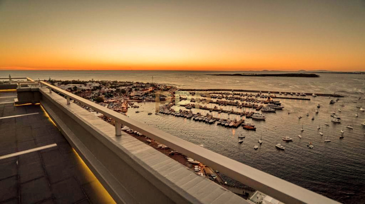Apartamento ID.670 - Espectacular piso alto con vista franca al puerto de Punta del Este