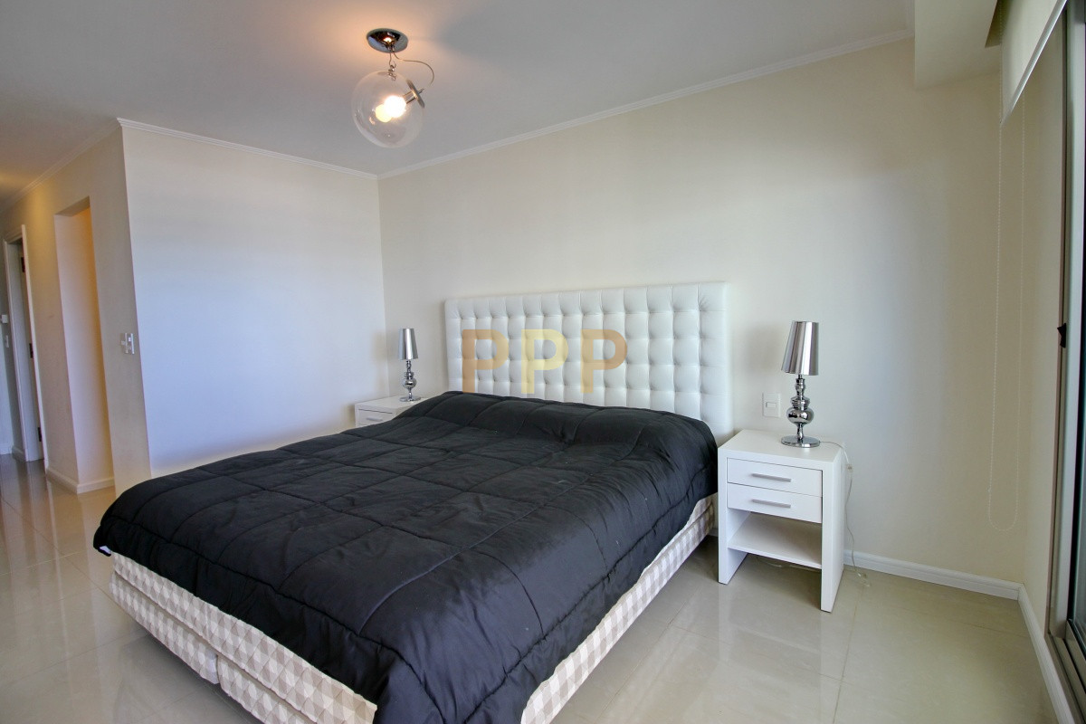 Apartamento ID.2344 - Apartamento de 3 dormitorios, primera linea frente al mar, en alquiler y venta, Punta del Este