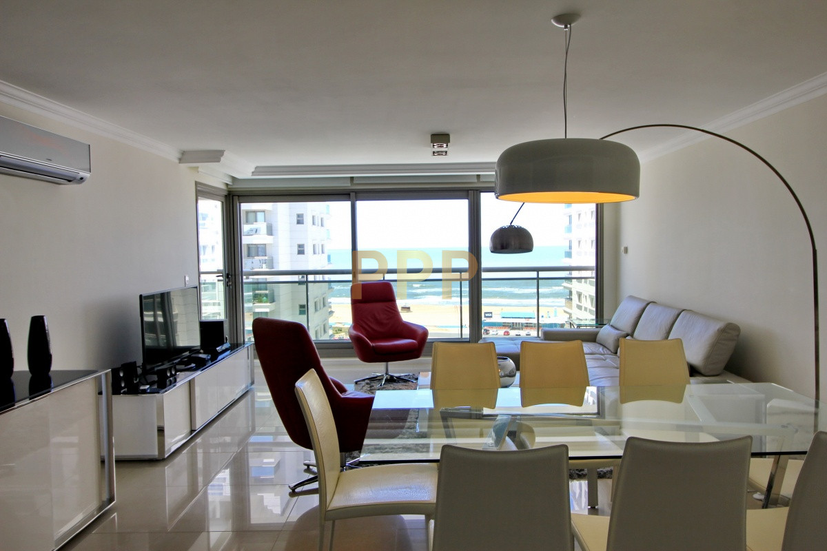 Apartamento ID.2344 - Apartamento de 3 dormitorios, primera linea frente al mar, en alquiler y venta, Punta del Este