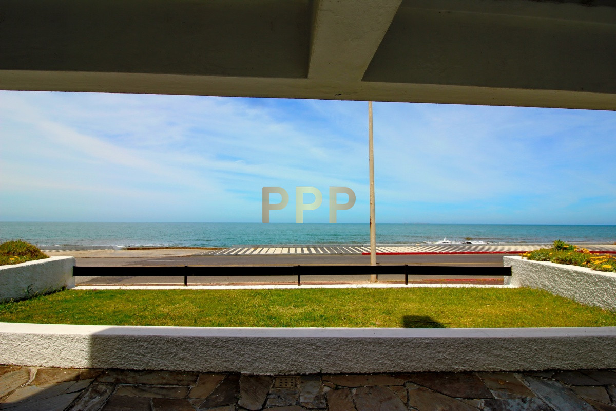 Apartamento ID.25 - Apartamento de 3 dormitorios frente al mar en venta y alquiler, Peninsula, Punta del Este.