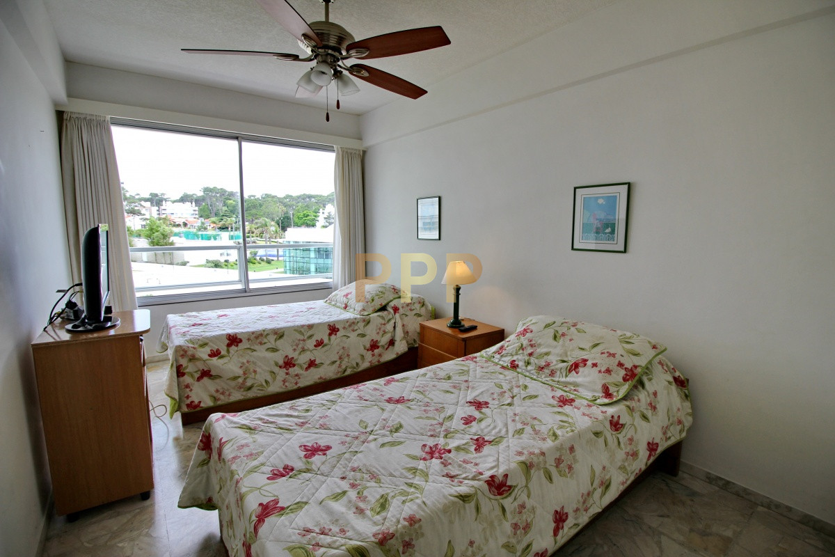 Apartamento ID.142 - Se alquila apartamento de 2 y 1/2 dormitorios en playa mansa, Punta del Este.
