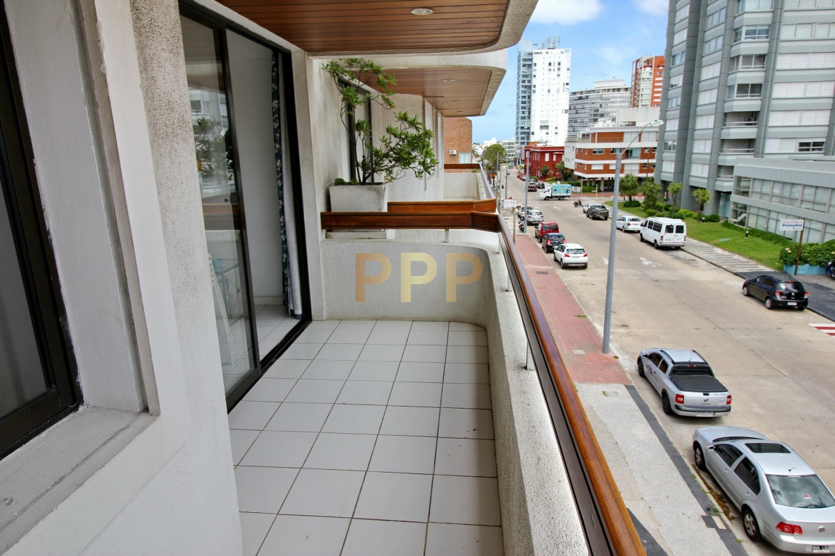 Apartamento ID.15 - Apartamento de 2 dormitorios con piscina en venta y alquiler en Peninsula, Punta del Este.