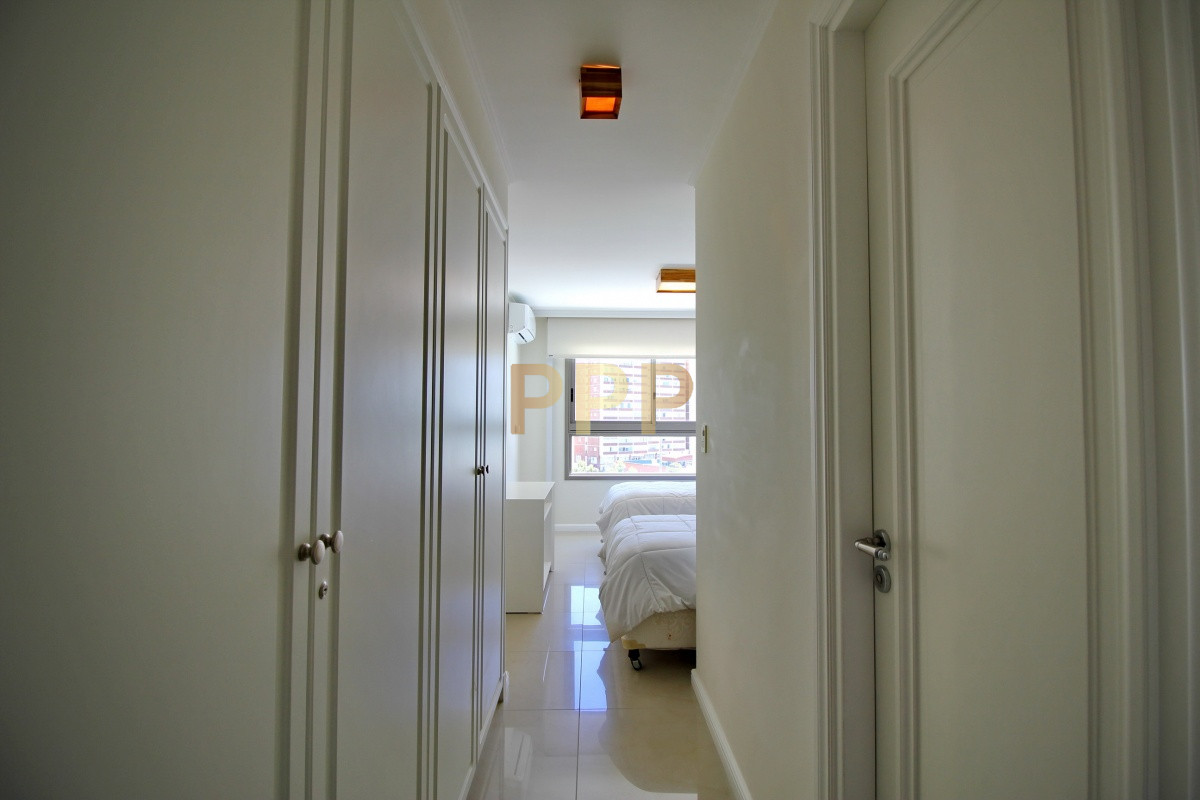 Apartamento ID.2338 - Apartamento de 3 dormitorios, primera linea frente al mar, en alquiler y venta, Punta del Este