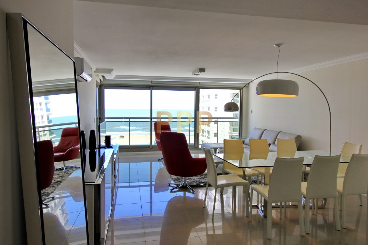 Apartamento ID.2344 - Apartamento de 3 dormitorios, primera linea frente al mar, en alquiler y venta, Punta del Este