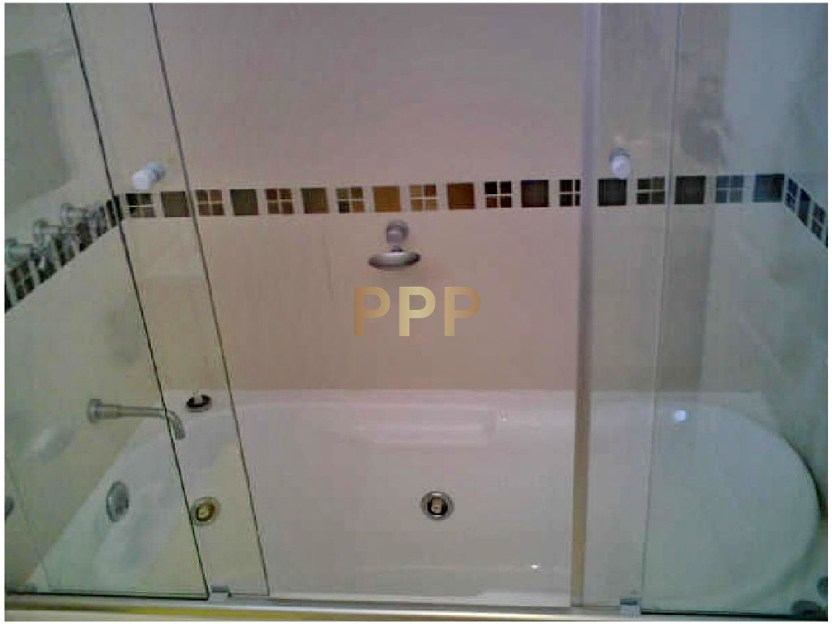Apartamento ID.17 - En Alquiler y Venta... Torre con muy buena ubicaciÃ³n, a metros de las playas brava y mansa, muy cerca de la PenÃ­nsula y de todos los servicios.
