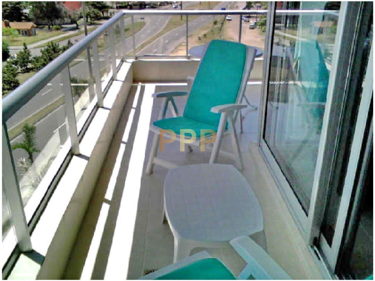 Apartamento ID.17 - En Alquiler y Venta... Torre con muy buena ubicaciÃ³n, a metros de las playas brava y mansa, muy cerca de la PenÃ­nsula y de todos los servicios.