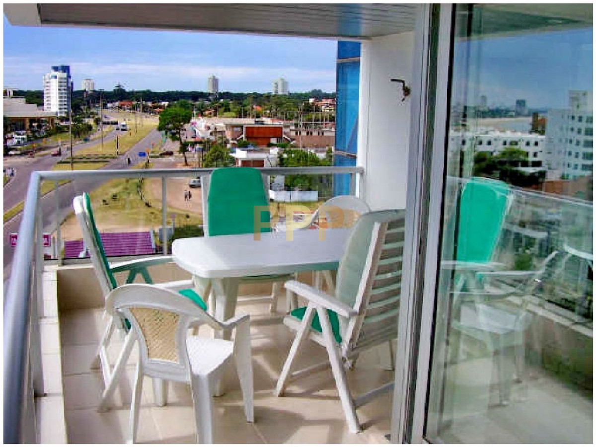 Apartamento ID.17 - En Alquiler y Venta... Torre con muy buena ubicaciÃ³n, a metros de las playas brava y mansa, muy cerca de la PenÃ­nsula y de todos los servicios.