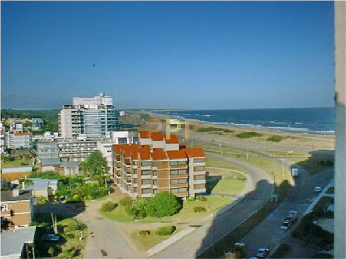Apartamento ID.250 - Alquilo excelente apartamento en Brava a 100 metros de la playa, Punta del Este.