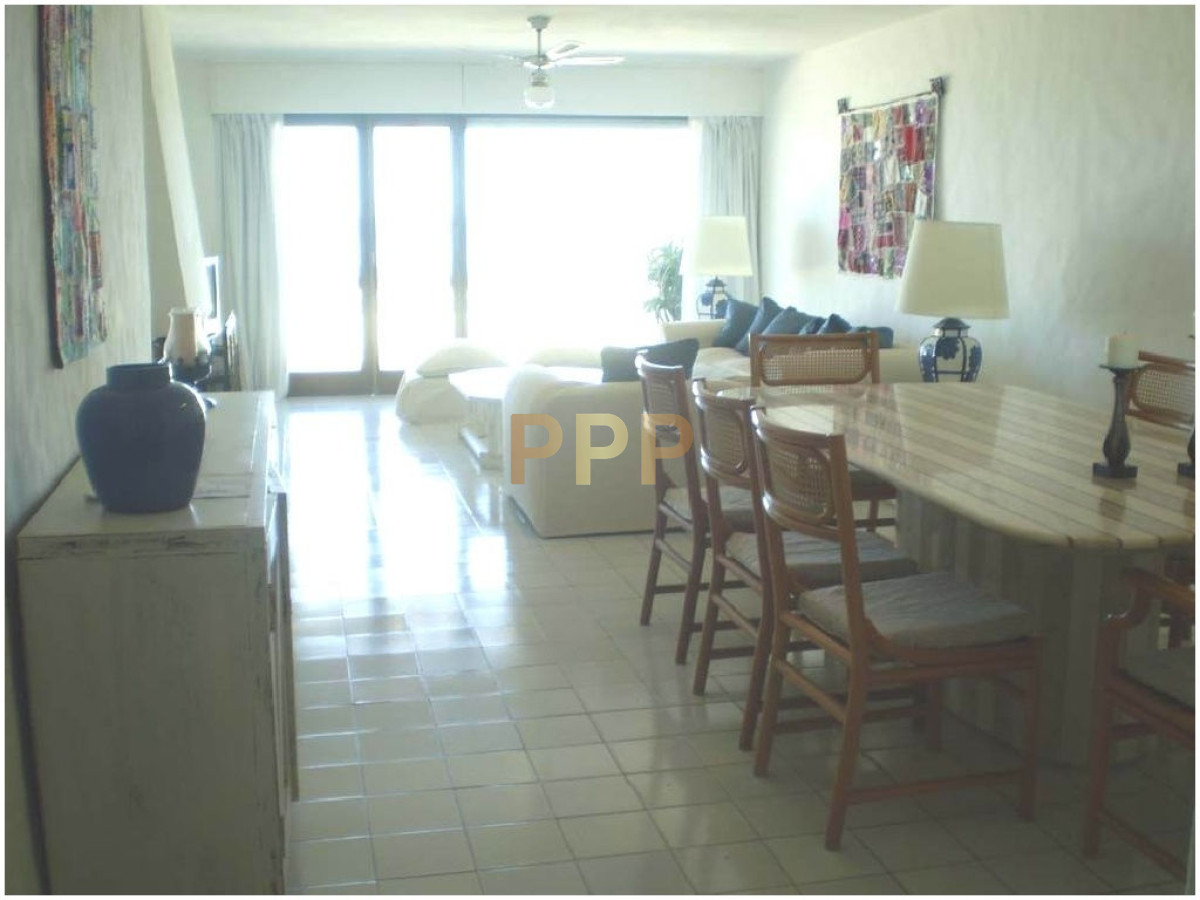 Apartamento ID.25 - Apartamento de 3 dormitorios frente al mar en venta y alquiler, Peninsula, Punta del Este.