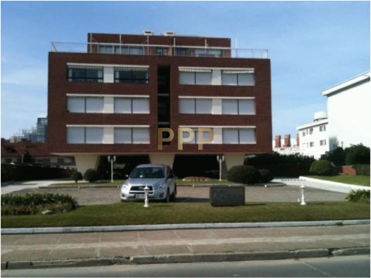 Apartamento ID.747 - Apartamento en venta y alquiler, sobre playa mansa. 