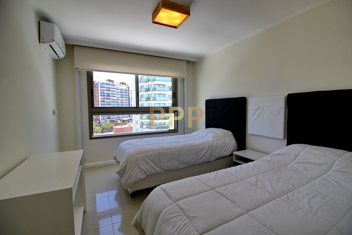 Apartamento ID.2338 - Apartamento de 3 dormitorios, primera linea frente al mar, en alquiler y venta, Punta del Este