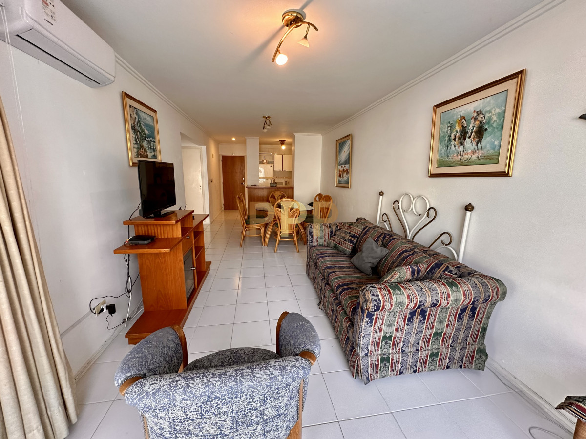 Apartamento ID.125 - En alquiler , muy lindo apto en edificio con servicios, muy cerca del mar.