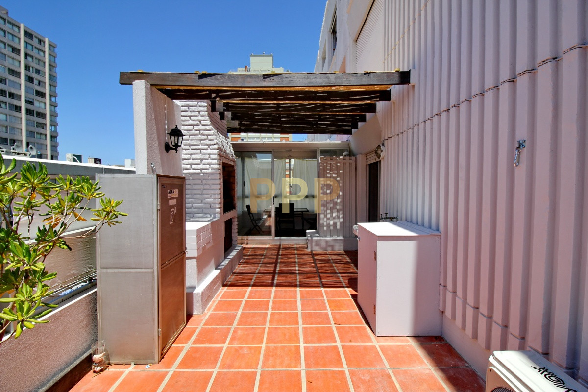 Apartamento ID.775 - Alquilo apartamento 2 dormitorios con parrillero propio en Península, Punta del Este
