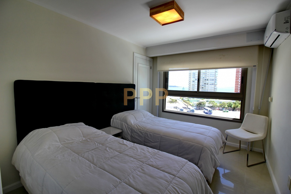 Apartamento ID.2338 - Apartamento de 3 dormitorios, primera linea frente al mar, en alquiler y venta, Punta del Este