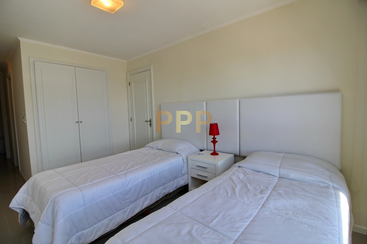 Apartamento ID.2344 - Apartamento de 3 dormitorios, primera linea frente al mar, en alquiler y venta, Punta del Este