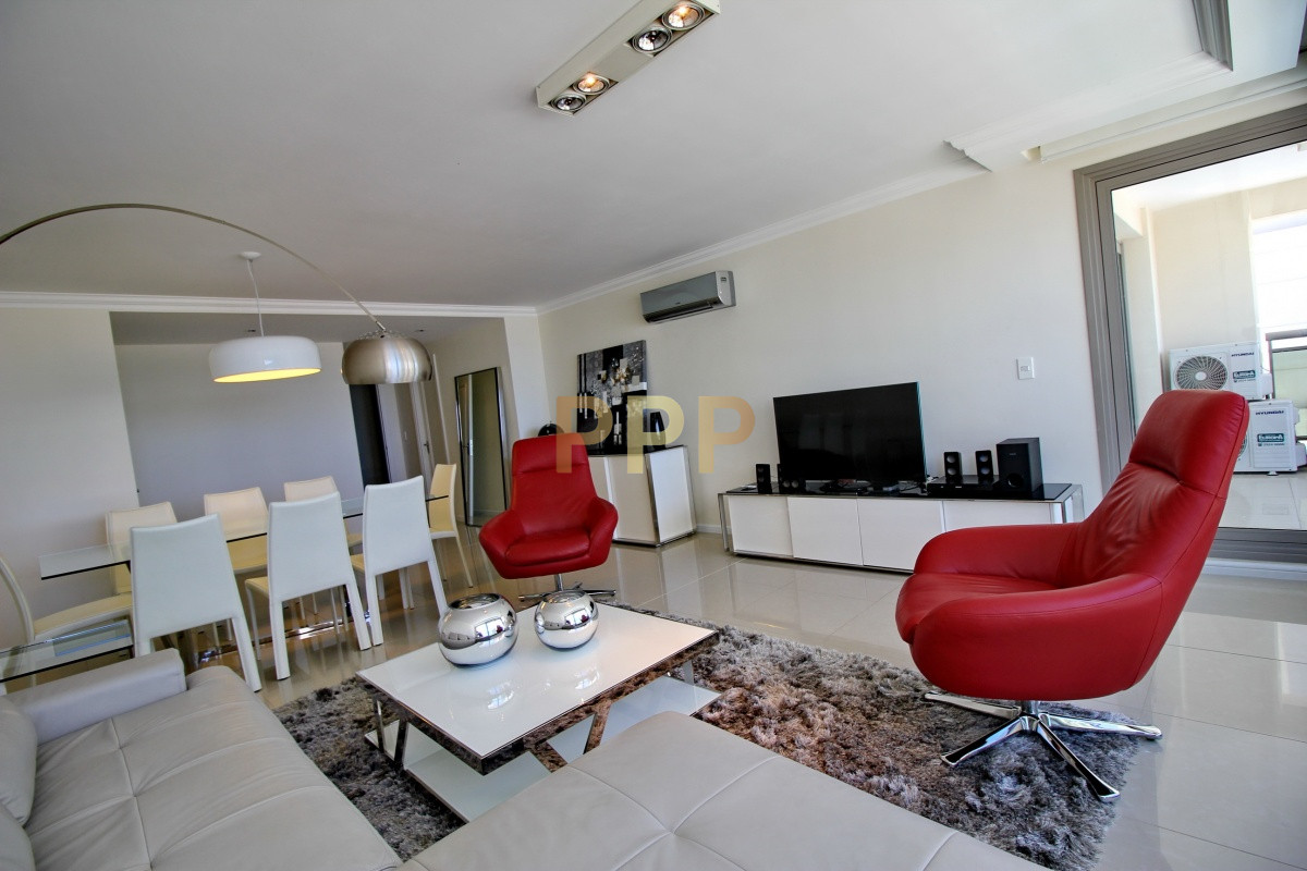 Apartamento ID.2344 - Apartamento de 3 dormitorios, primera linea frente al mar, en alquiler y venta, Punta del Este