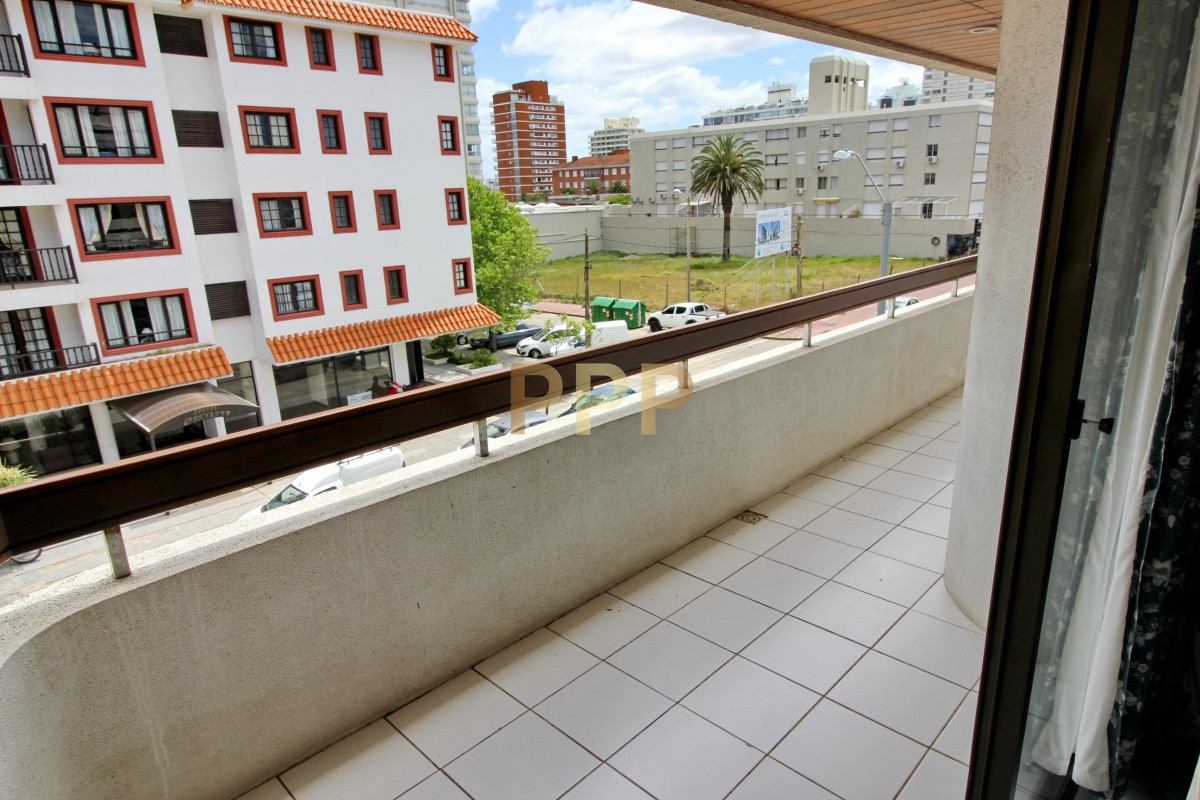 Apartamento ID.15 - Apartamento de 2 dormitorios con piscina en venta y alquiler en Peninsula, Punta del Este.