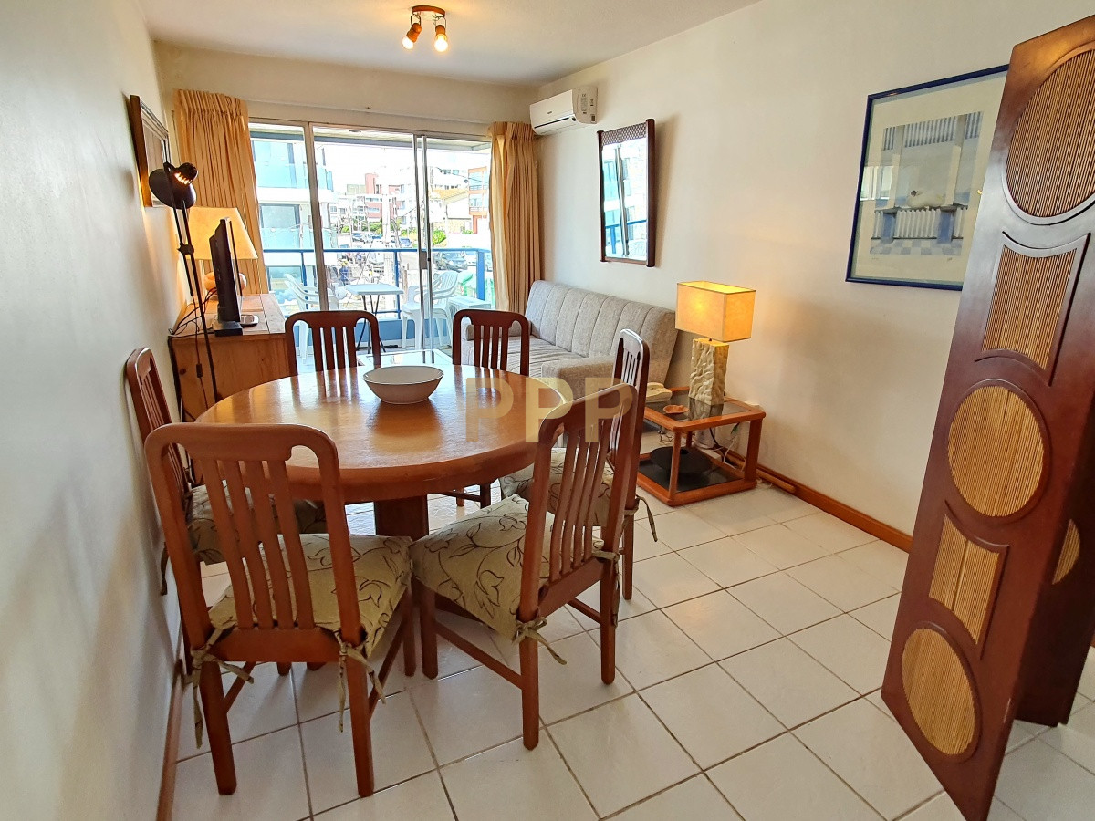 Apartamento ID.1515 - Se alquila apartamento de 1 dormitorio frente al mar con vista en Peninsula, Punta del Este.