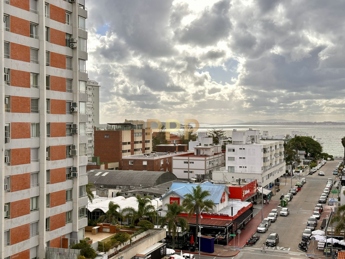 Apartamento ID.4199 - En Venta, a 100 metros del mar, Península Punta del Este