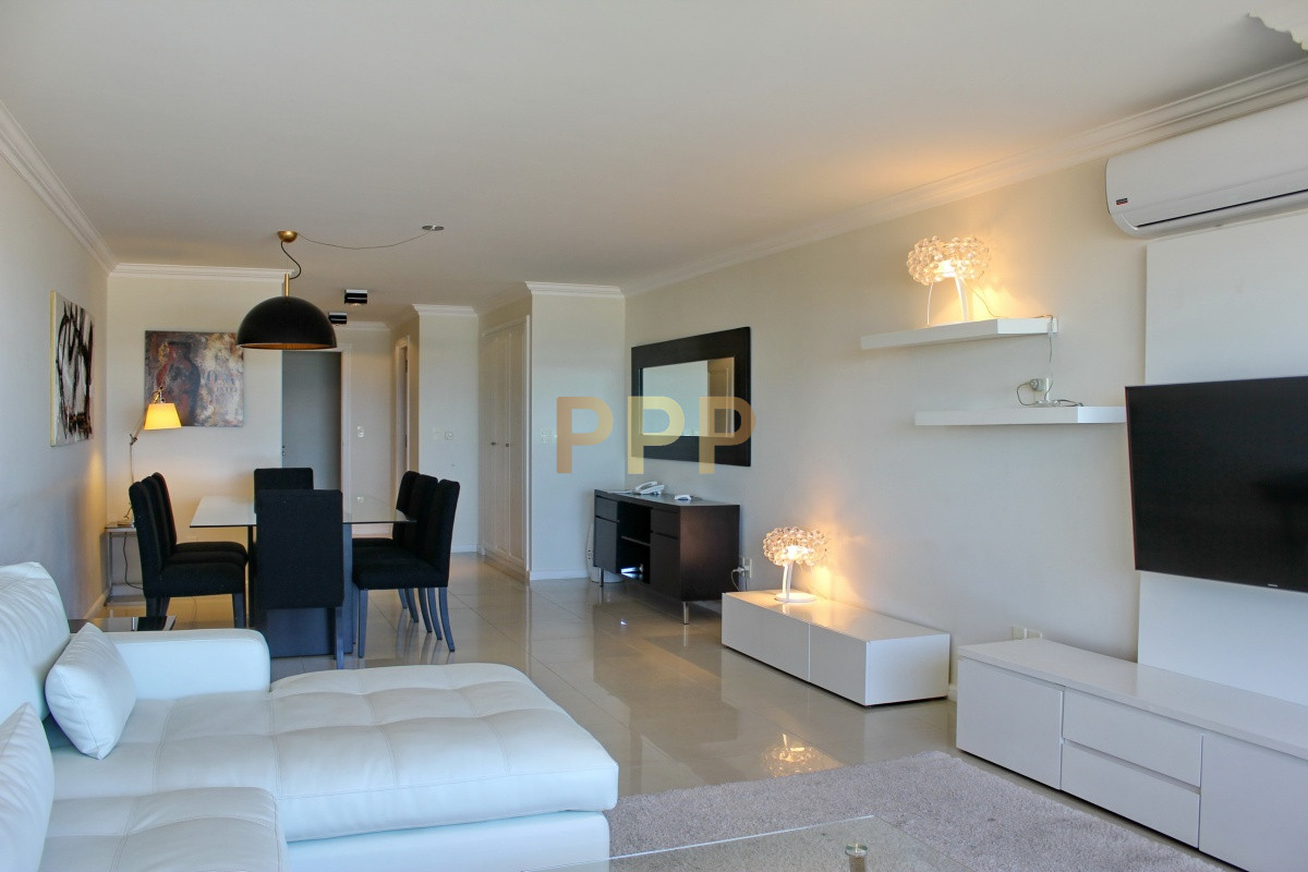 Apartamento ID.2338 - Apartamento de 3 dormitorios, primera linea frente al mar, en alquiler y venta, Punta del Este