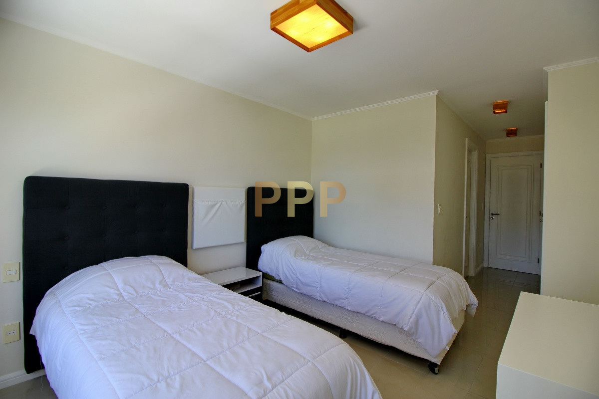 Apartamento ID.2338 - Apartamento de 3 dormitorios, primera linea frente al mar, en alquiler y venta, Punta del Este