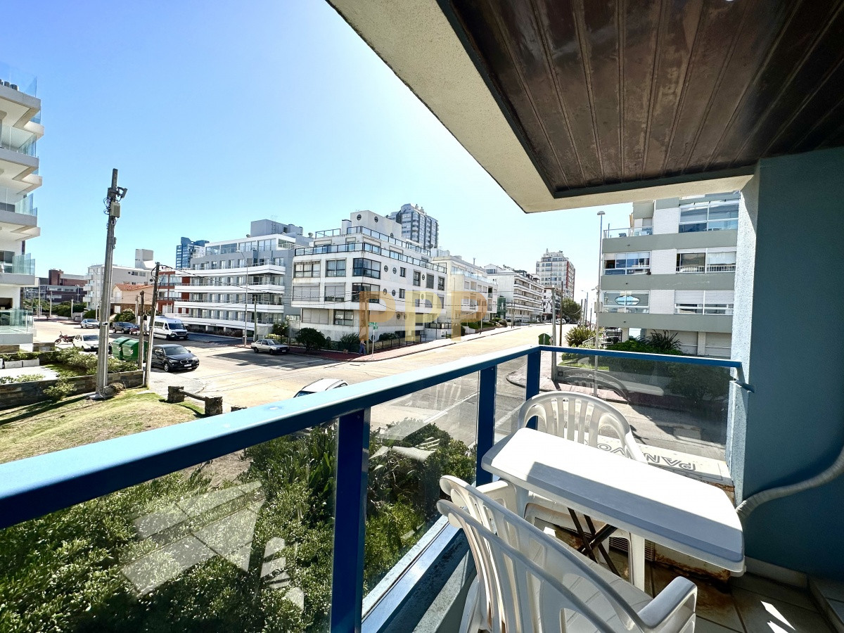 Apartamento ID.1515 - Se alquila apartamento de 1 dormitorio frente al mar con vista en Peninsula, Punta del Este.