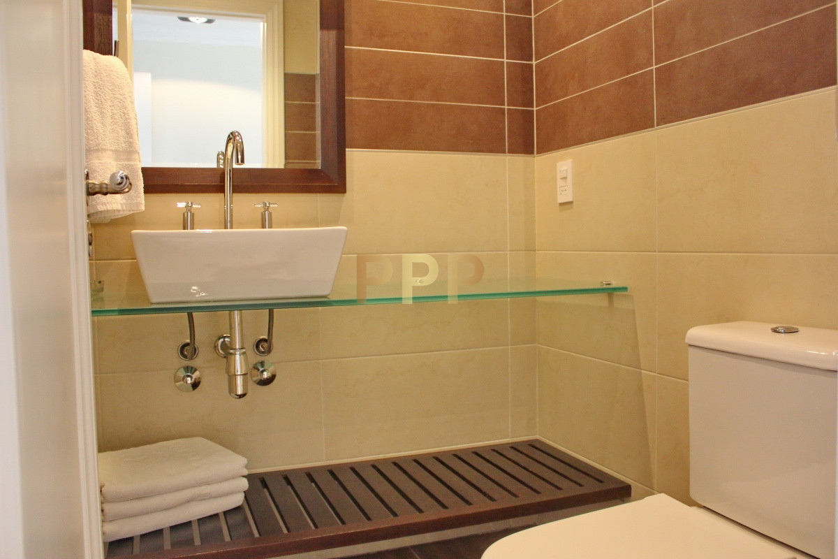 Apartamento ID.2338 - Apartamento de 3 dormitorios, primera linea frente al mar, en alquiler y venta, Punta del Este