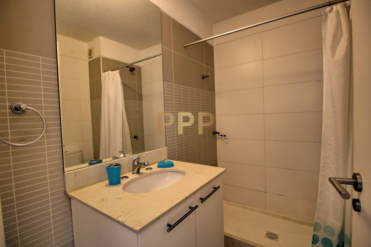 Apartamento ID.2424 - Apartamento en alquiler en Punta del Este, excelente ubicación , torre con muy buenos servicios.