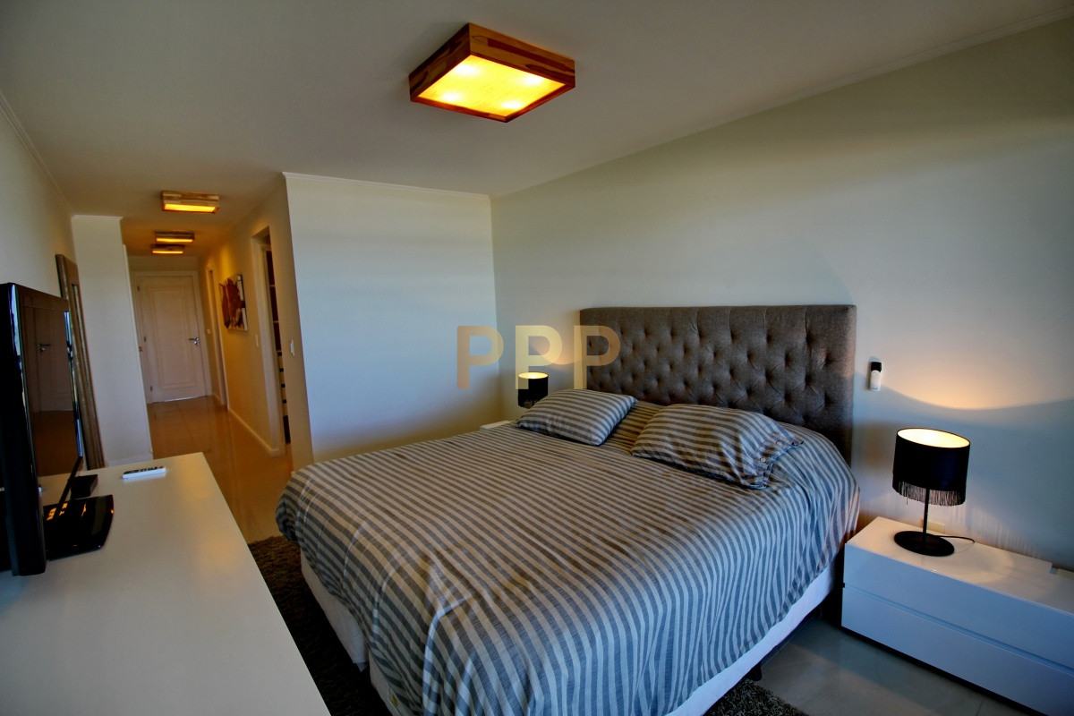 Apartamento ID.2338 - Apartamento de 3 dormitorios, primera linea frente al mar, en alquiler y venta, Punta del Este