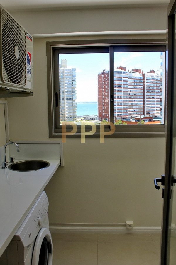 Apartamento ID.2338 - Apartamento de 3 dormitorios, primera linea frente al mar, en alquiler y venta, Punta del Este