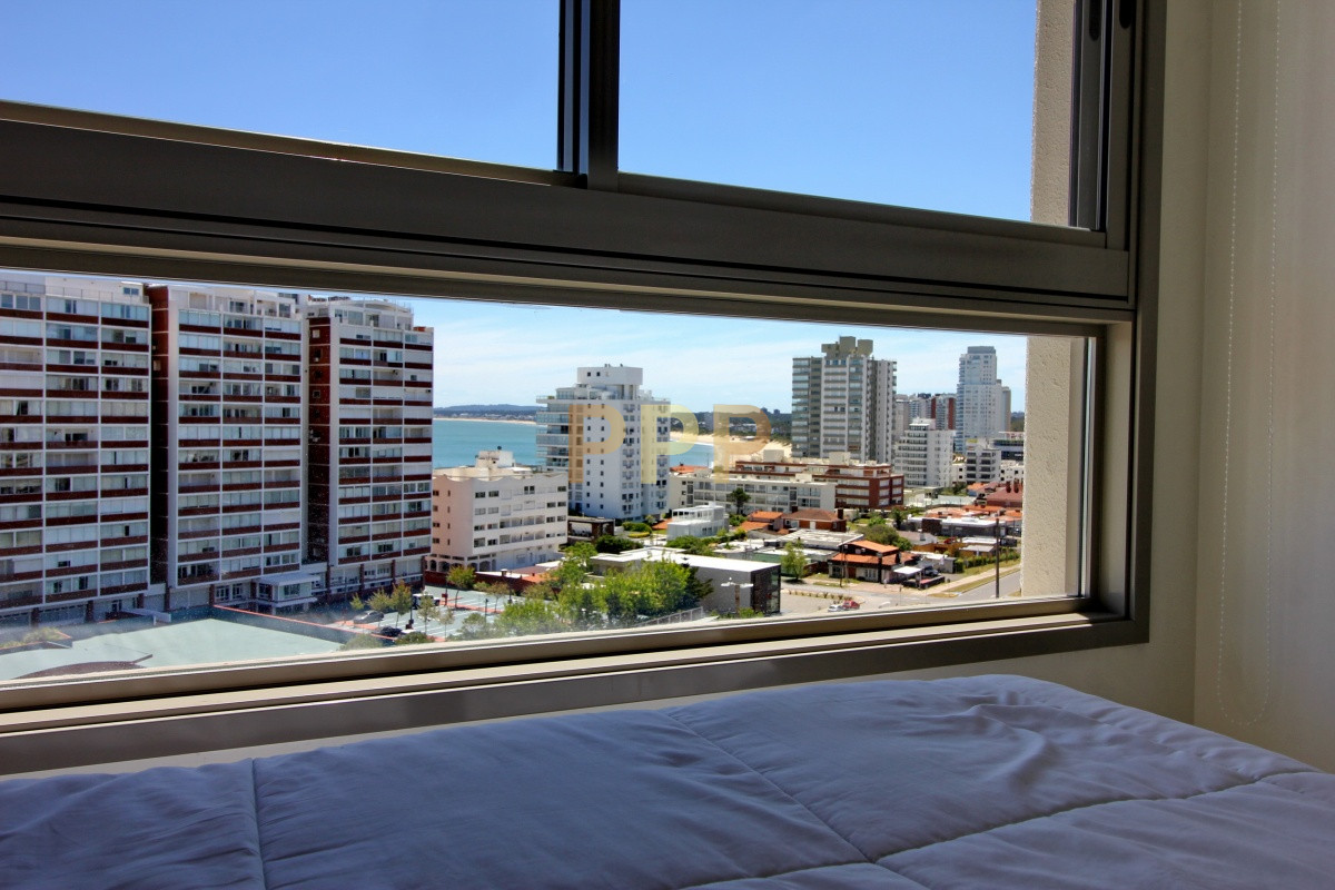 Apartamento ID.2344 - Apartamento de 3 dormitorios, primera linea frente al mar, en alquiler y venta, Punta del Este