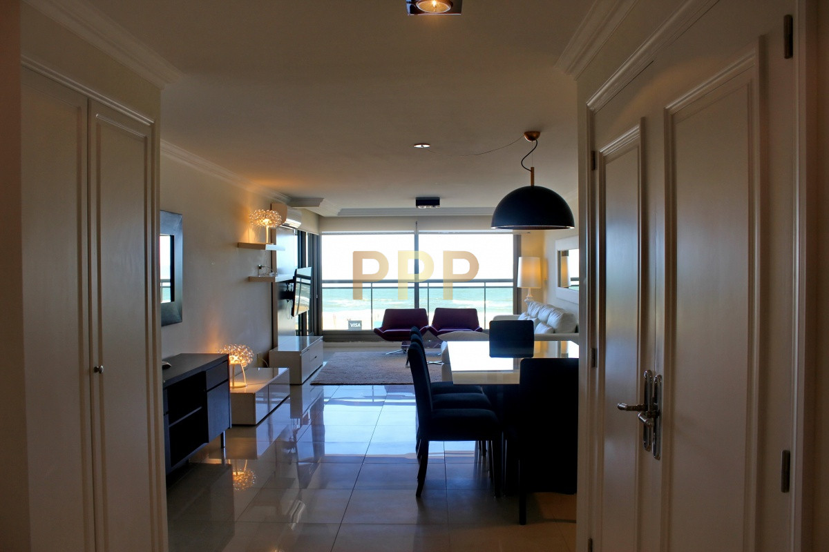 Apartamento ID.2338 - Apartamento de 3 dormitorios, primera linea frente al mar, en alquiler y venta, Punta del Este