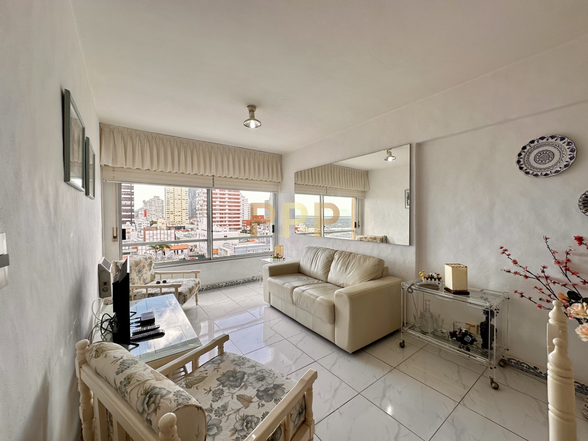 Apartamento ID.4199 - En Venta, a 100 metros del mar, Península Punta del Este