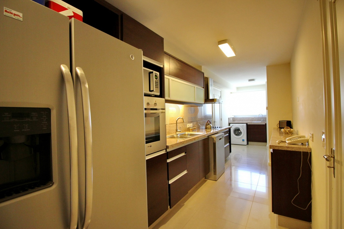 Apartamento ID.2344 - Apartamento de 3 dormitorios, primera linea frente al mar, en alquiler y venta, Punta del Este
