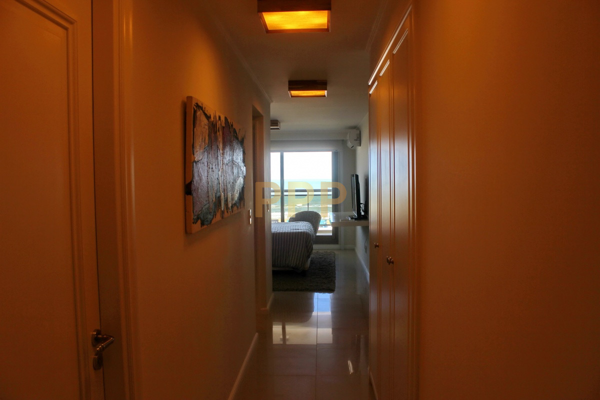 Apartamento ID.2338 - Apartamento de 3 dormitorios, primera linea frente al mar, en alquiler y venta, Punta del Este