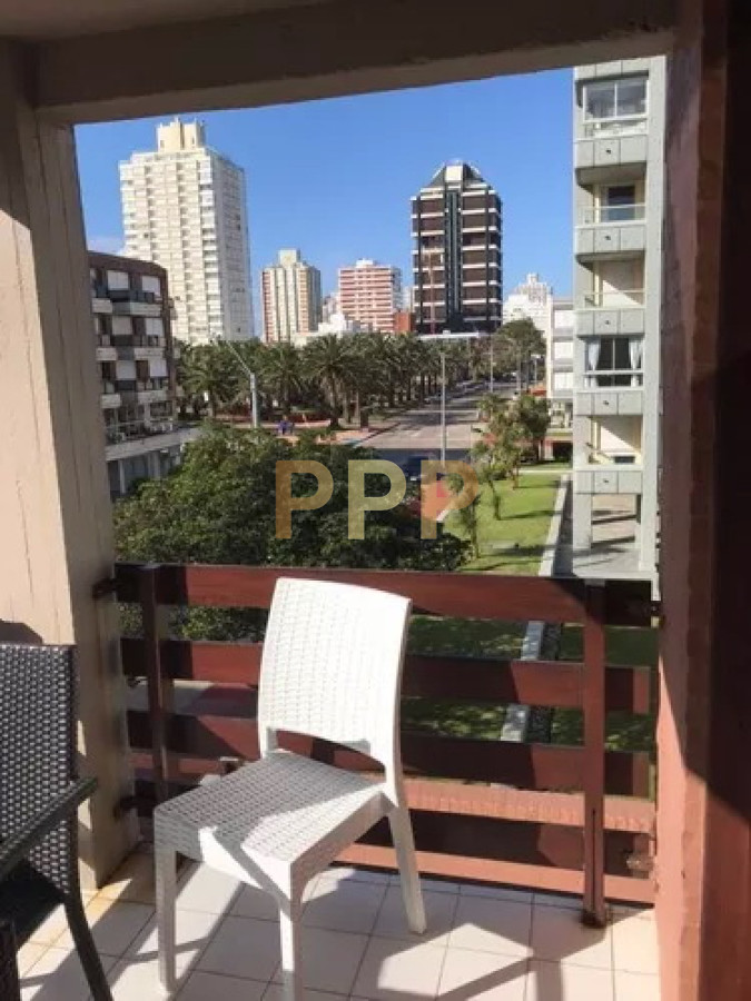 Apartamento ID.2478 - En venta apartamento en Peninsula , edificio con Parrillero y piscina.