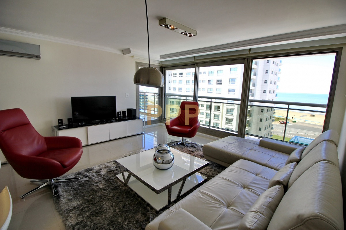 Apartamento ID.2344 - Apartamento de 3 dormitorios, primera linea frente al mar, en alquiler y venta, Punta del Este