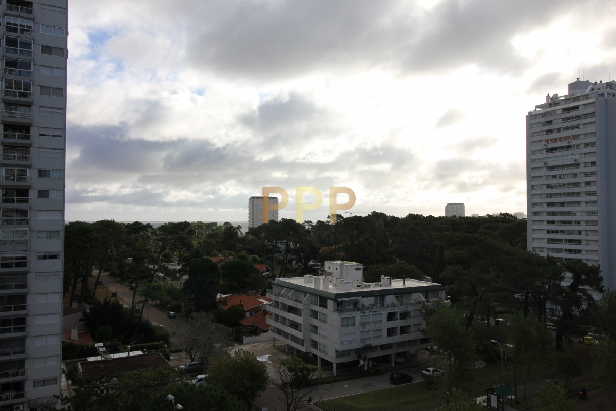 Apartamento ID.600 - En venta... Apartamento 3 dormitorios en Av. Roosevelt, Punta del Este