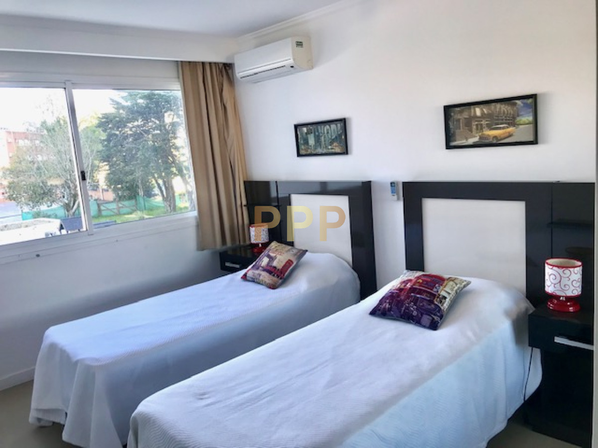 Apartamento ID.209 - Apartamento en Alquiler a una cuadra del mar (Playa Mansa)  en torre nueva, con todos y excelentes servicios .