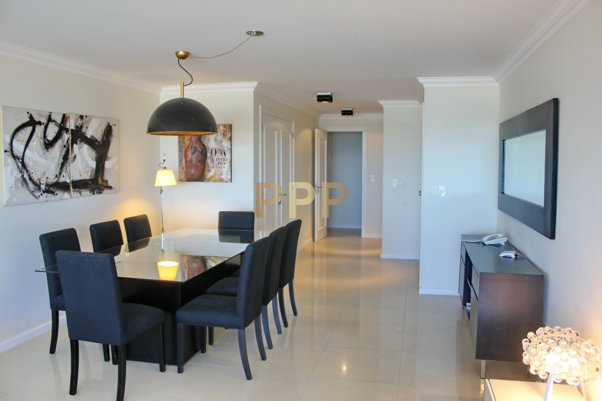 Apartamento ID.2338 - Apartamento de 3 dormitorios, primera linea frente al mar, en alquiler y venta, Punta del Este