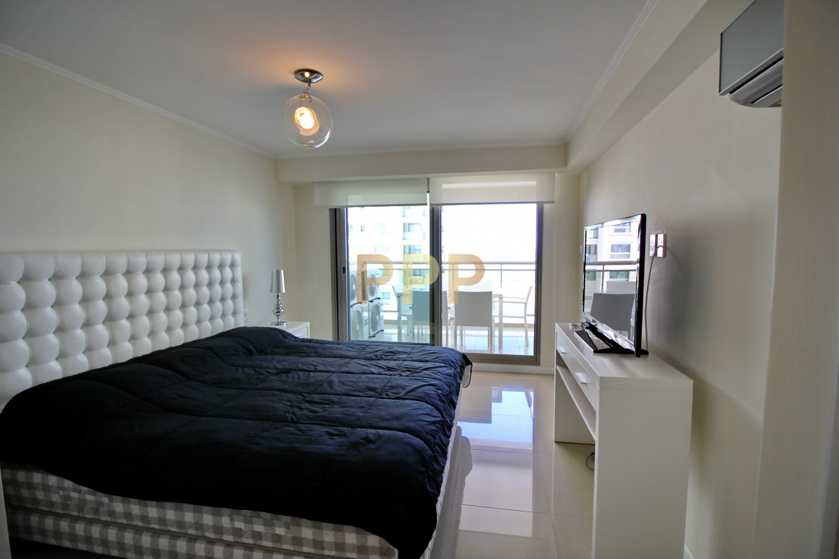 Apartamento ID.2344 - Apartamento de 3 dormitorios, primera linea frente al mar, en alquiler y venta, Punta del Este
