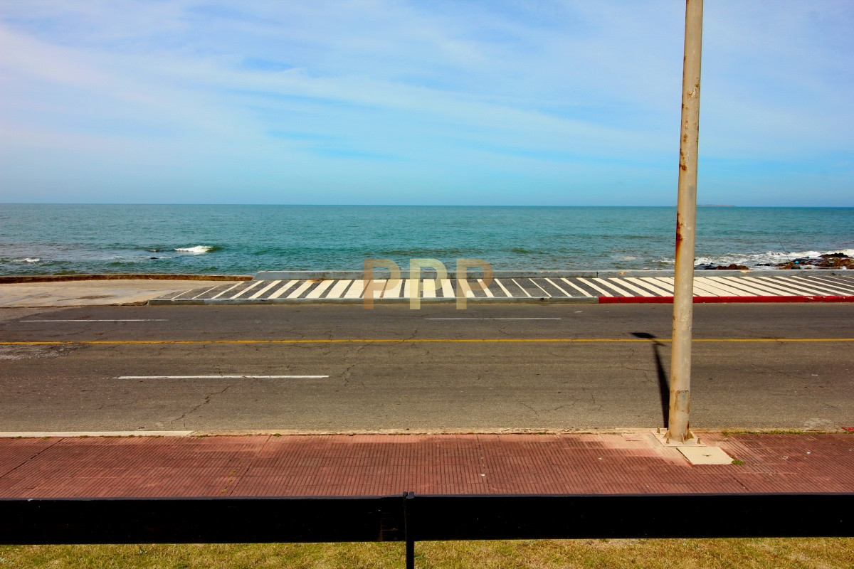 Apartamento ID.25 - Apartamento de 3 dormitorios frente al mar en venta y alquiler, Peninsula, Punta del Este.