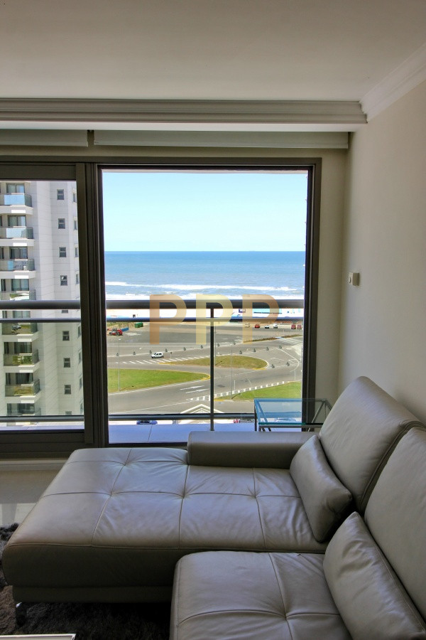 Apartamento ID.2344 - Apartamento de 3 dormitorios, primera linea frente al mar, en alquiler y venta, Punta del Este